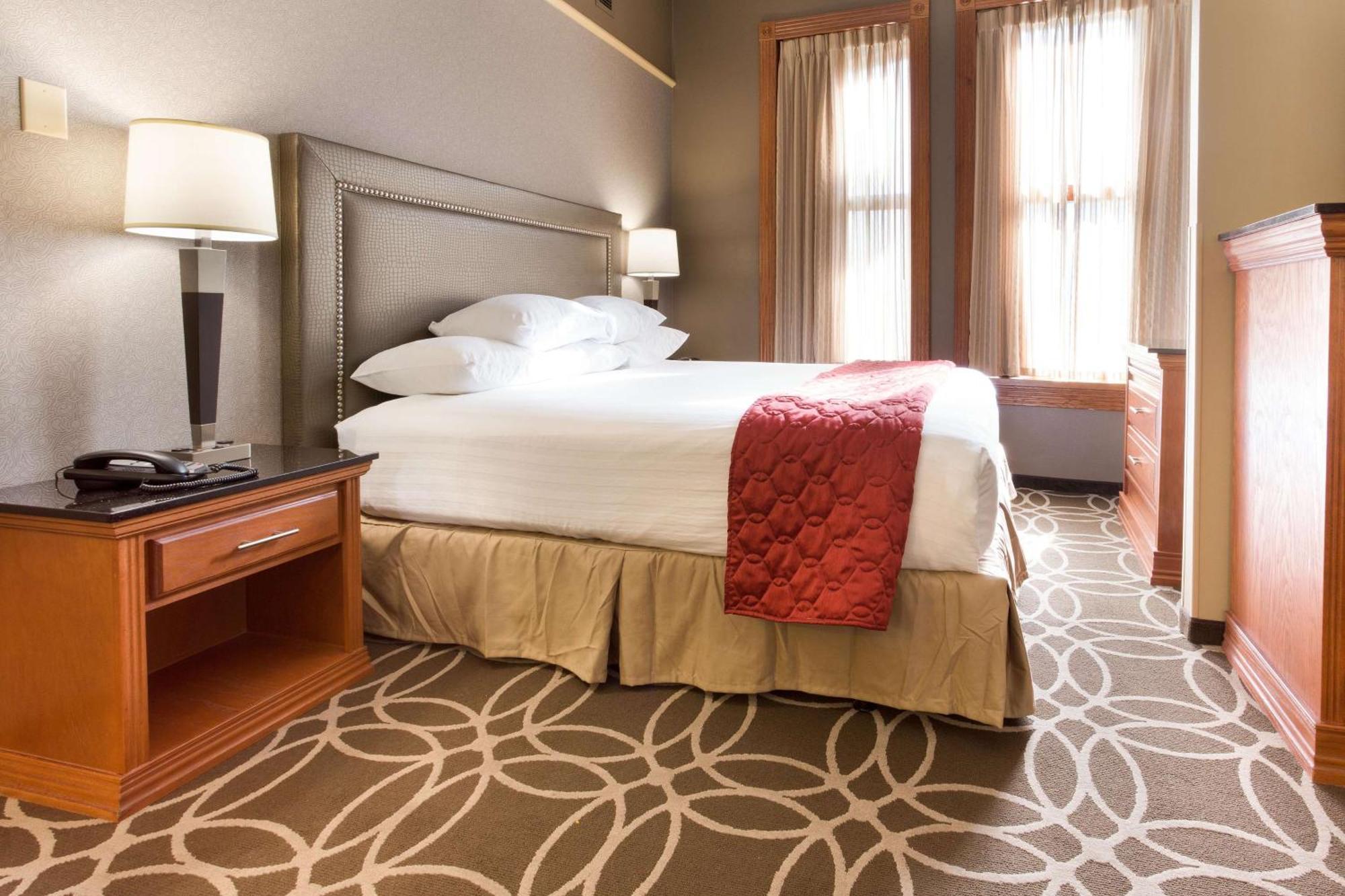 Drury & Riverwalk Hotel 3*